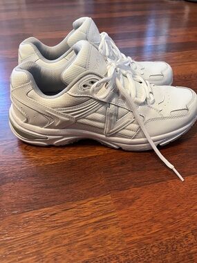 Vionic Womens 23Walk 2.0 White Lace-Up Sneakers with Cushioned Tongue